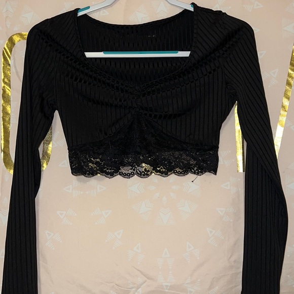 Tops - Black Long Sleeve Cropped Top.